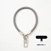 Plata perlada, 30 cm, estilo premium con correa gris.