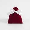 Vin rouge avec corde blanche