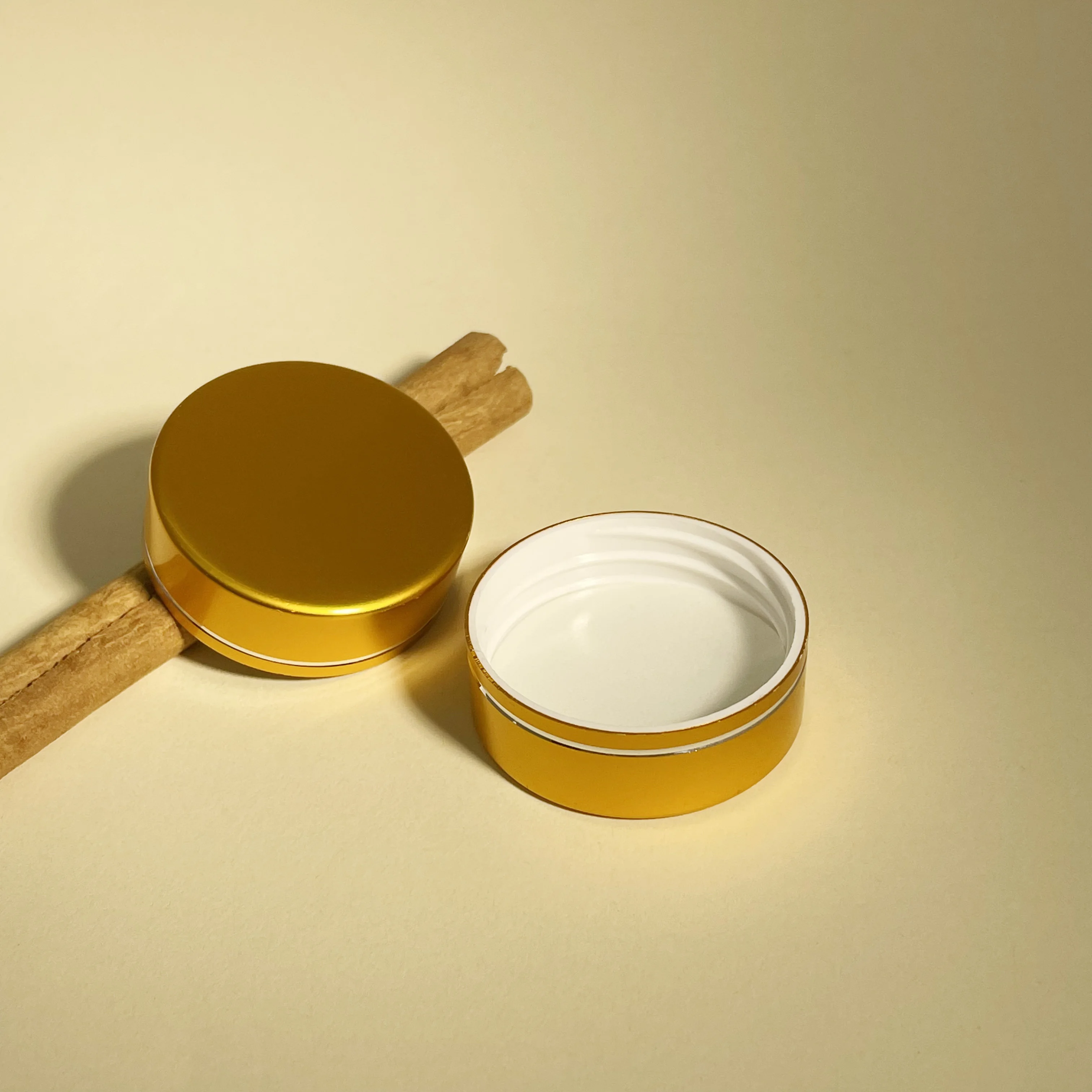 Tappi a vite in plastica di alluminio color oro lucido da 38 mm per bottiglie, confezioni cosmetiche