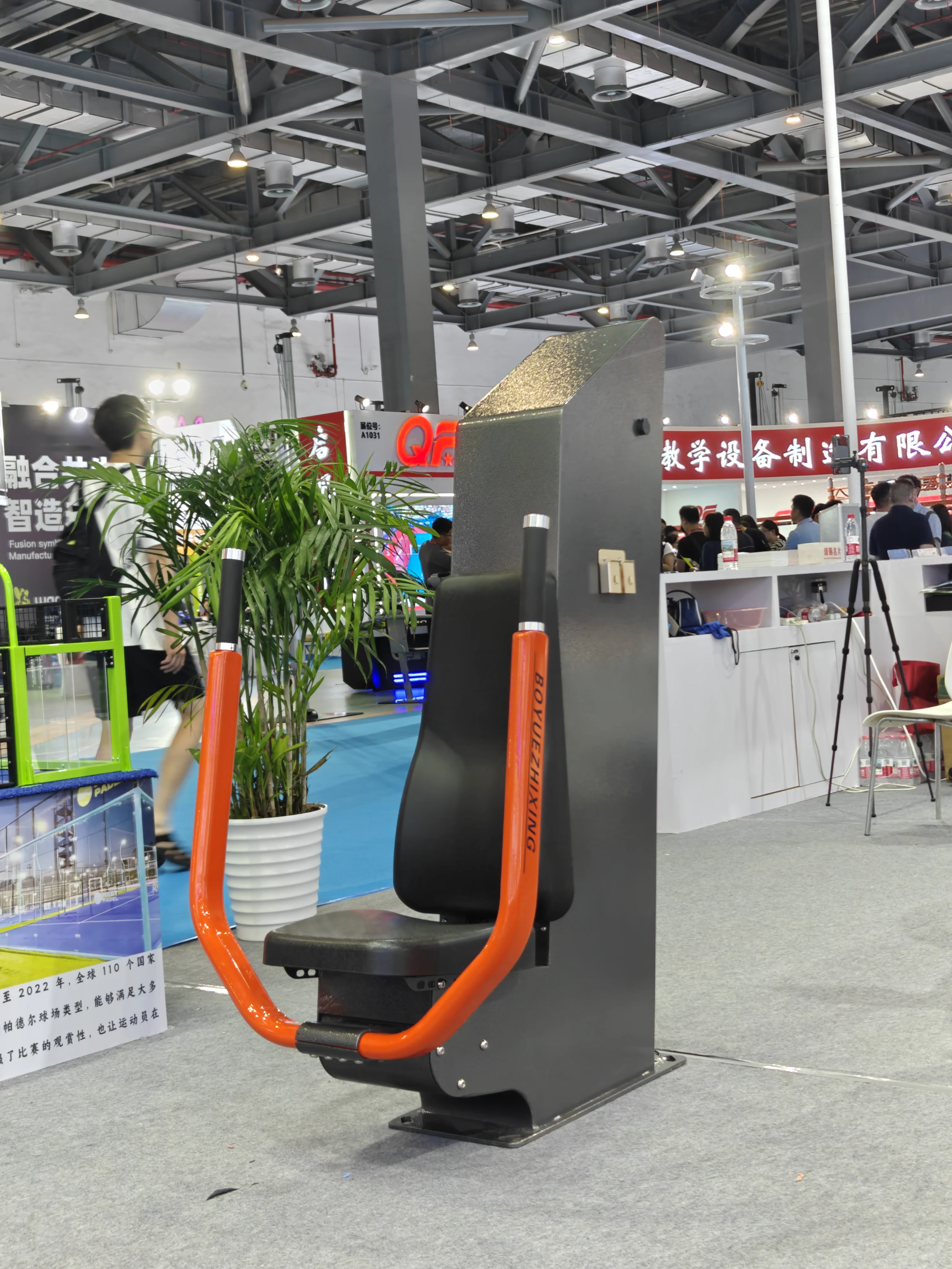 High-quality Sports Equipment Durable Steel Partitioned Strength Training Outdoor Gym Equipment.