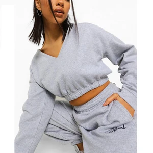 Fashion Hot Sale Women's Solid Color V-neck Long-sleeved Short Sweater