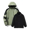 Chaqueta verde militar con forro polar.