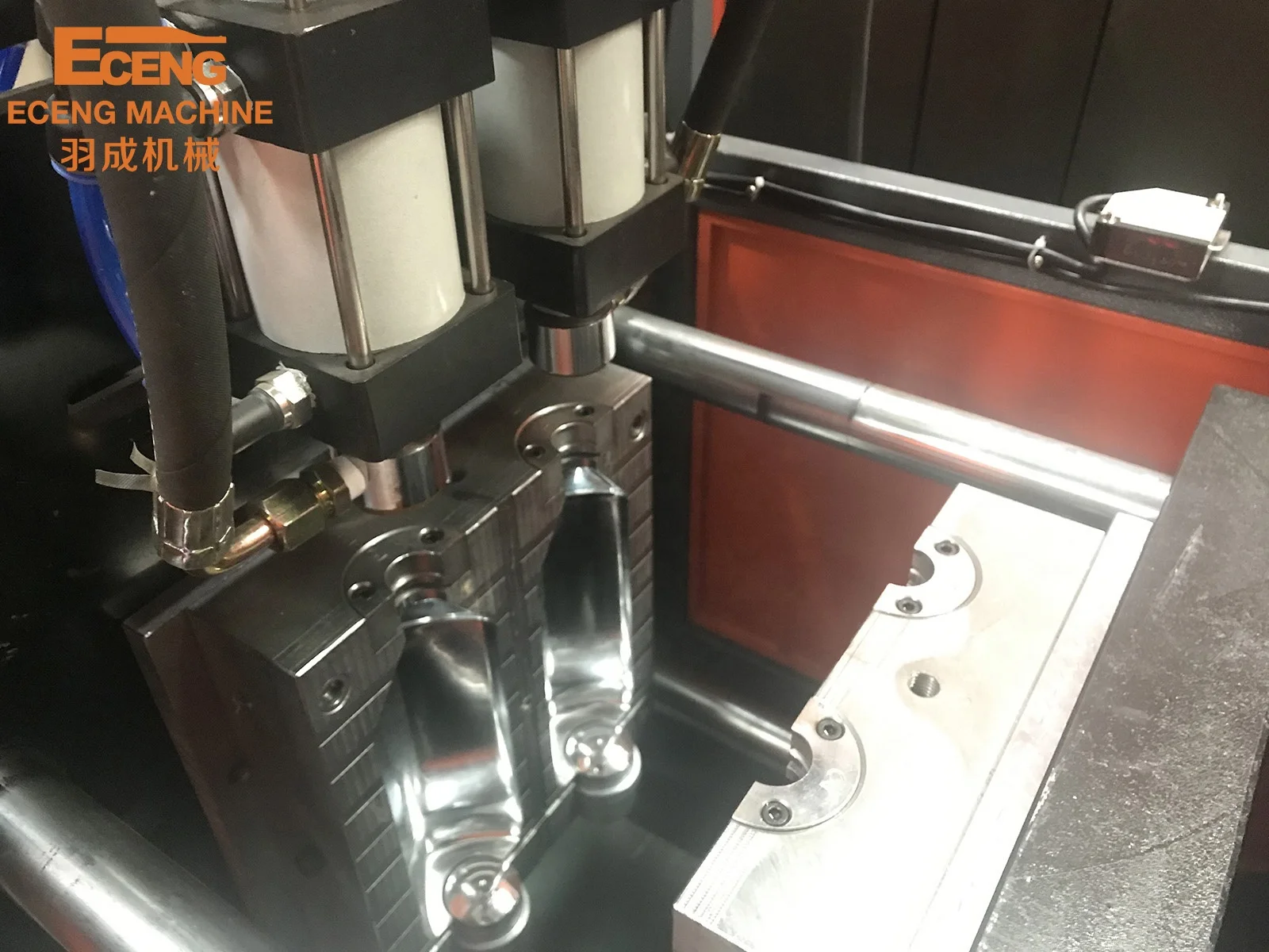 Semi Automatic PET Preform Water Juice Bottle Blow Molding Machine / YC-2L-2 2 Cavity Pet Blowing Machine 1L 2L