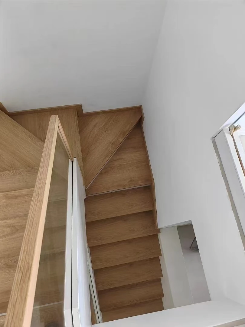 Factory Mass Customization Solid Wood 3-Step Pet Stair Treads Modern Design Finger Jointed Board with Glass Railing for Villa