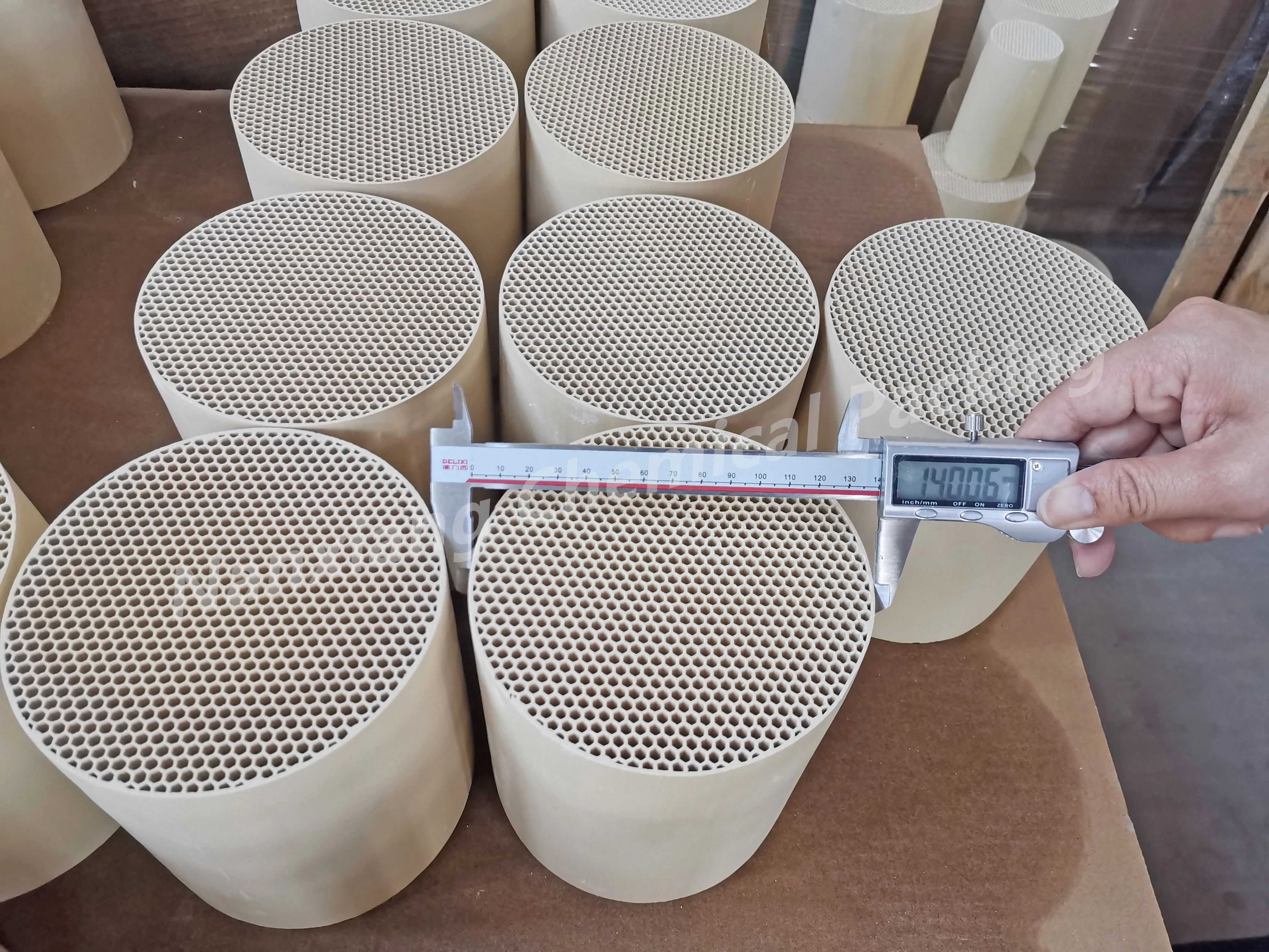 自動車排気フィルター用セラミックハニカム触媒| Alibaba.com