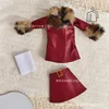 Conjunto rojo de tres piezas.