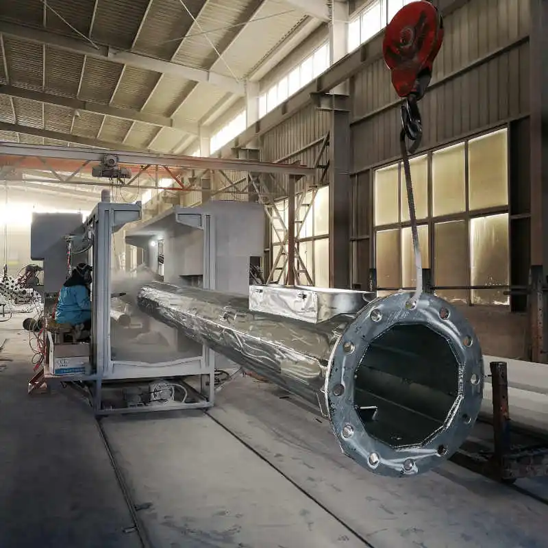 Восьмиугольный и многоступенчатый фонарный столб высотой 15–25 метров