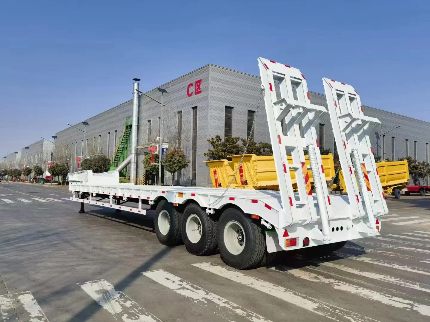 Vehicle Master 3 Axles 4 Axles 70 80 Ton Lowbed Semi Trailer Low Loader Transport Heavy Duty Equipment Extendable Lowboy Trailer