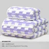Morado y blanco