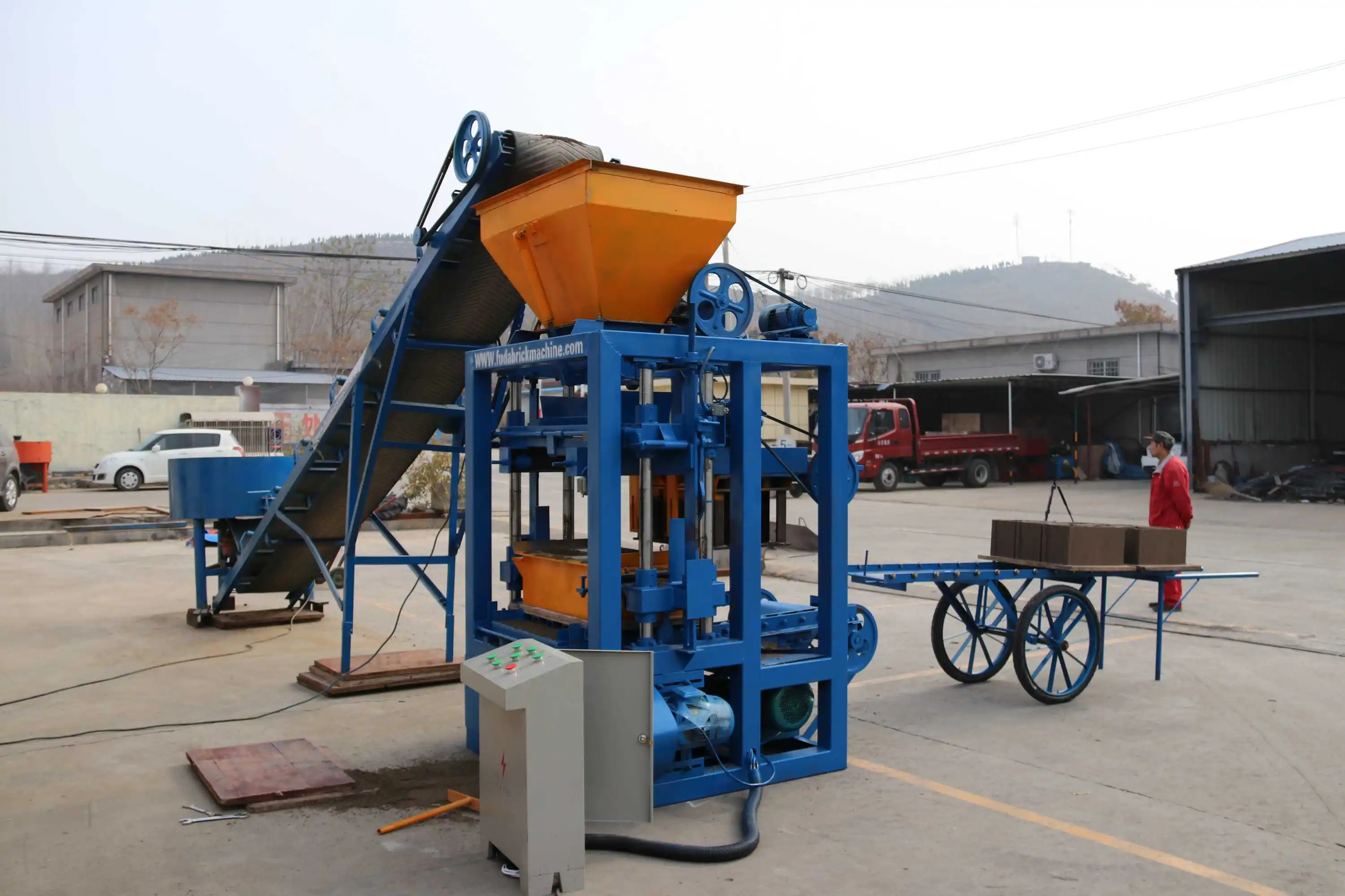 Qt4-24 Block Making Machine Semi Automatic Hollow Hallow Concrete Cement Interlock Brick Make Machinery factory
