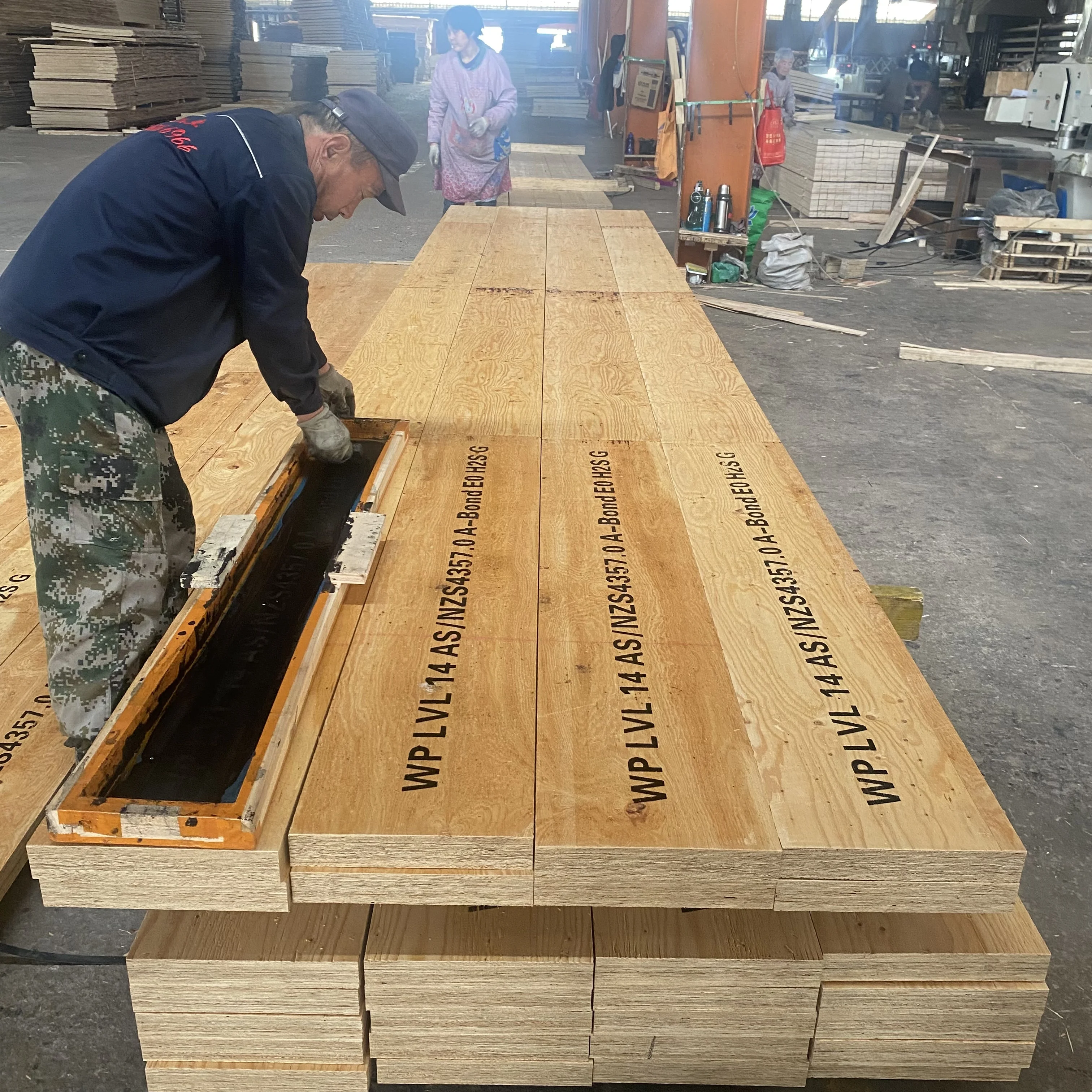 Factory Directly Customized Poplar Eucalyptus  Structure LVL Timber Beam Laminated Veneer Timber