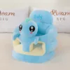 Esponja ovalada azul con diseño de dinosaurio.