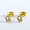 q-english letter stud earrings