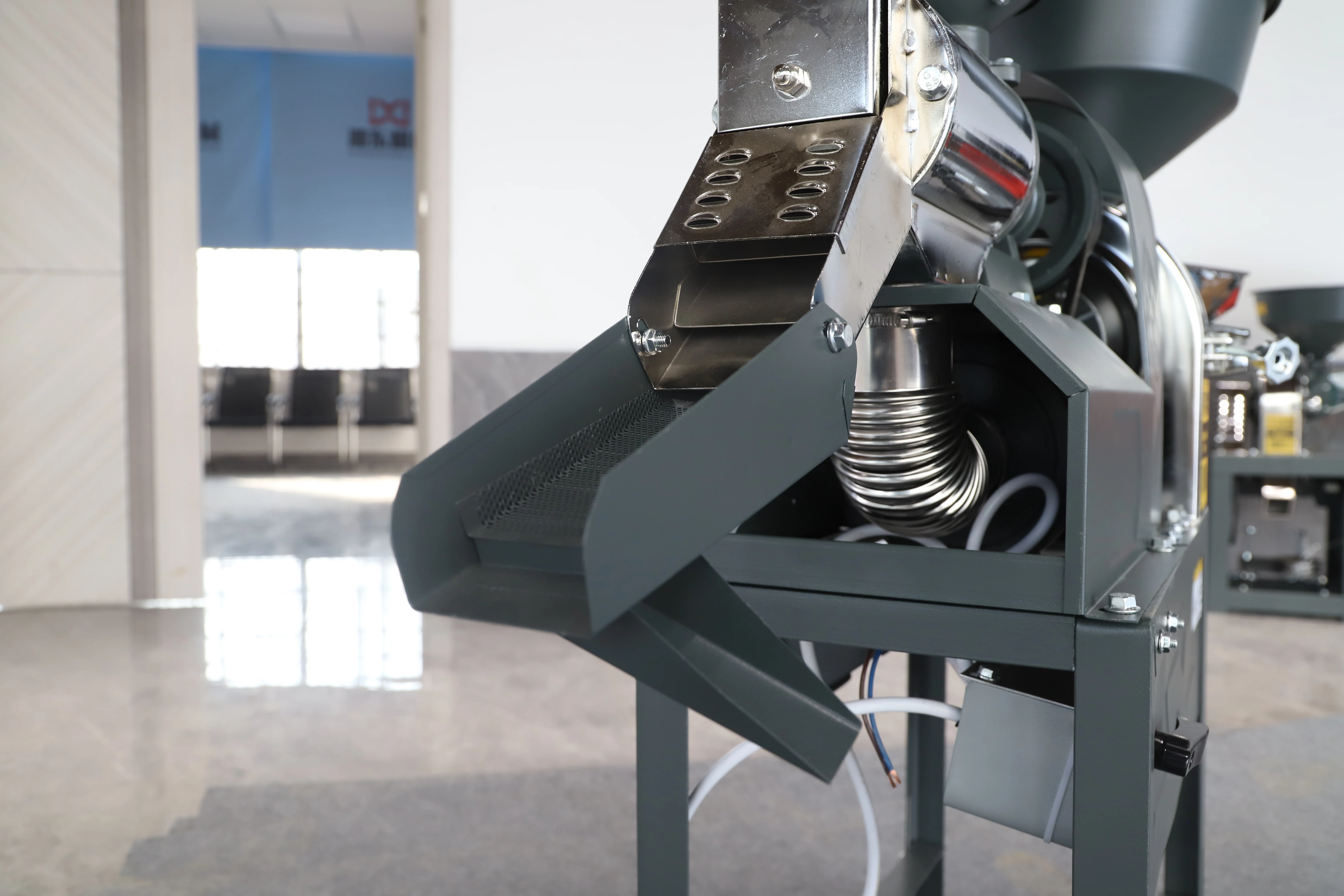 Home Use Rice Mill Machine Milling Millet With Vibratory Screen Separate Paddy Straw and BRoken Rice