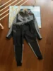 Gris oscuro negro