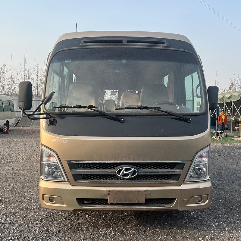 Hyundai Bus Used Minibuses Driving on the Road Luxury Comfortable Seats diesel Cheap Low Price 20 Seats