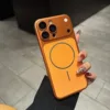 Se transforma instantáneamente en 17 estuches rígidos magnéticos mate de color naranja.