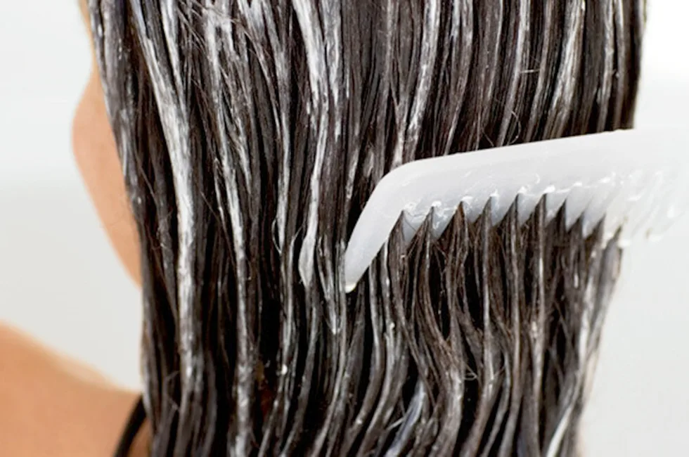 Маска для волос до или после бальзама. Нанесение бальзама на волосы. Маска для волос. Нанесение кондиционера на волосы. Маска для волос на волосах.