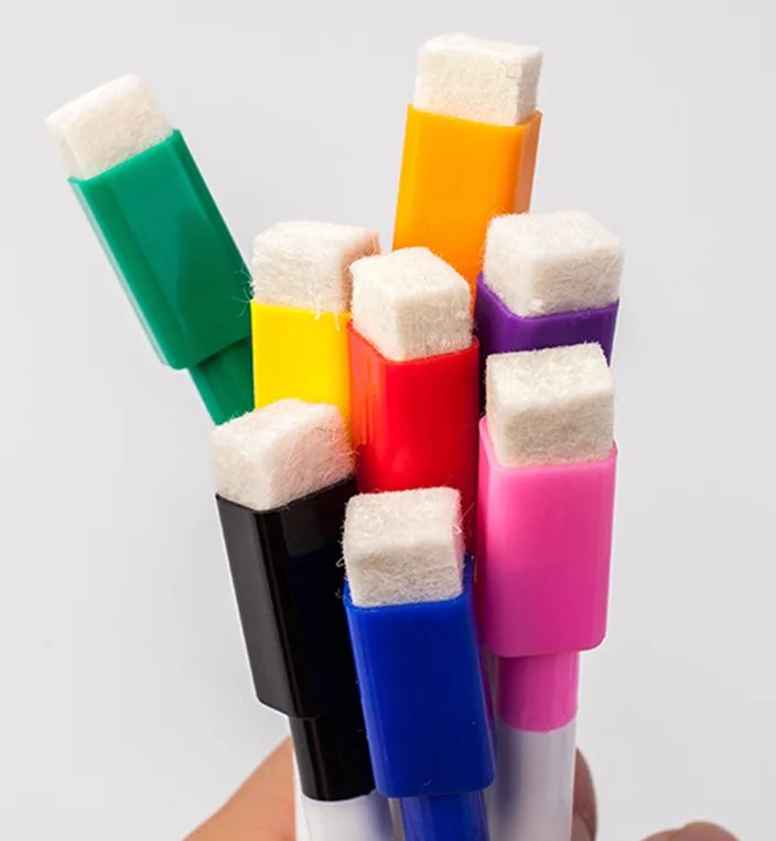Kindermarkers met magnetische, gemakkelijk uitwisbare waterverftechniek voor tekenen en schrijven op een whiteboard._voghion.com
