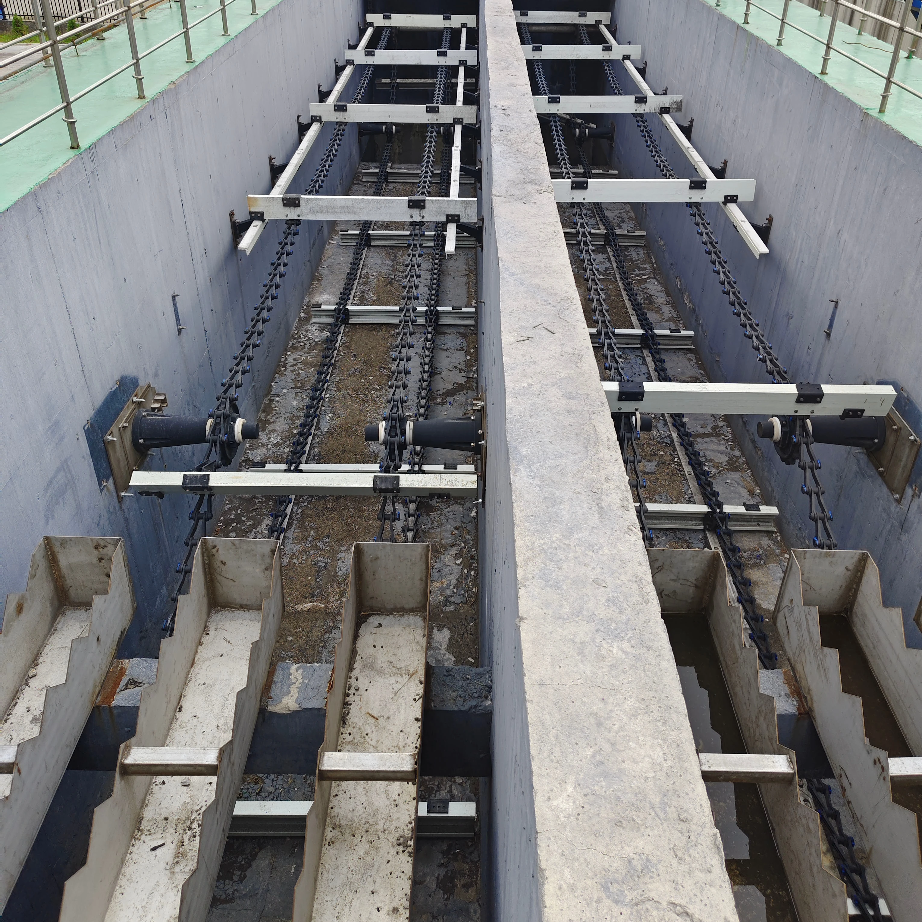 Non-metallic Chain Drive Conveyor Mud Scraper Around Used Wastewater Treatment Equipment