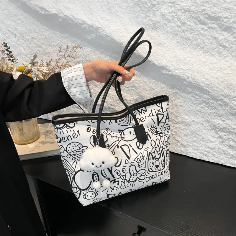 Fashionable Large Capacity Women's Graffiti Zipper Shoulder Bag Distinctive Casual Tote Bag for Students and Commuters