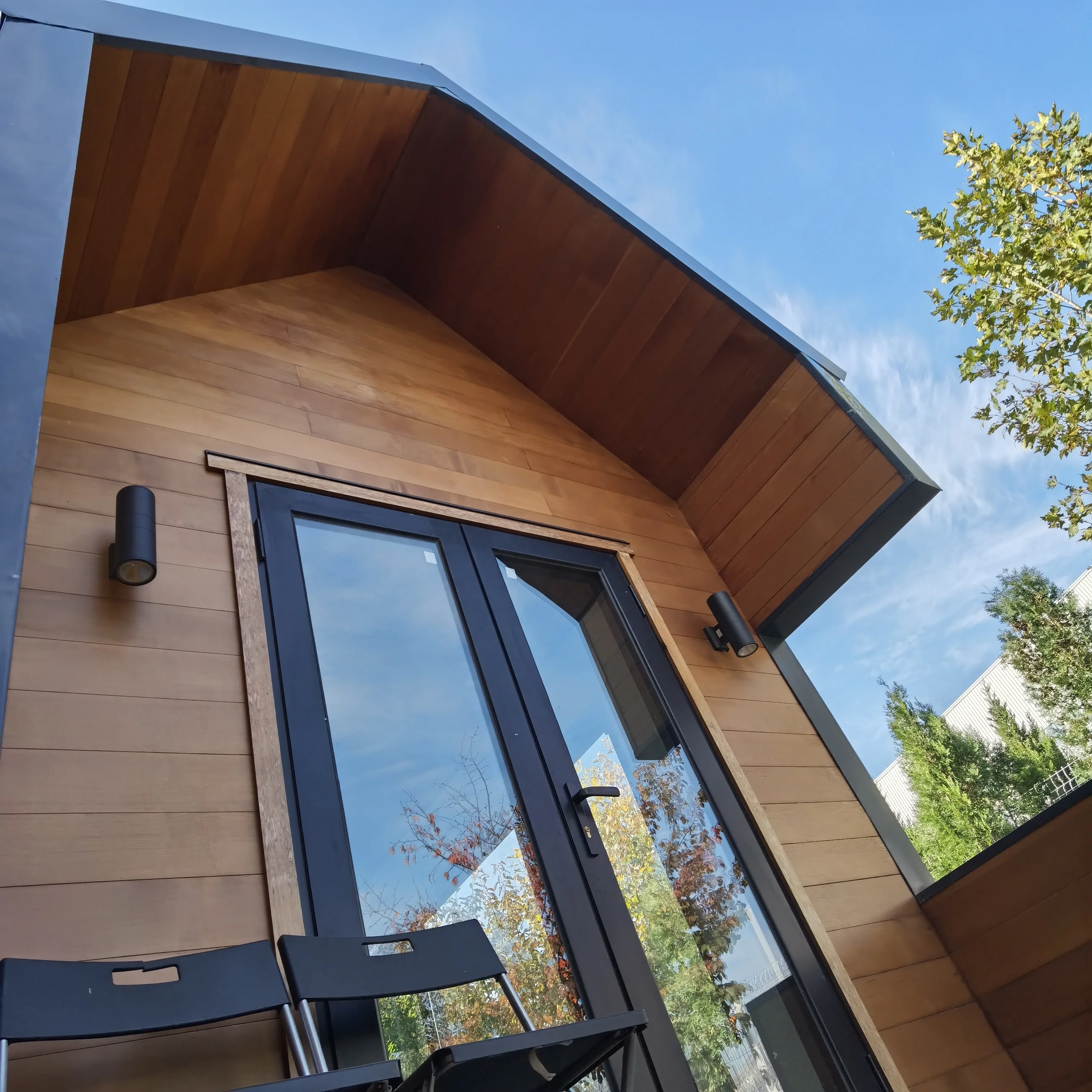 High Insulation Value Earthquake Resistant SIP Panel House Shell Kit Package China Manufacturer Prefab House Villa Cafe Home