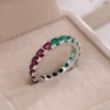 Bague en or massif 18 carats avec pierre précieuse de laboratoire.