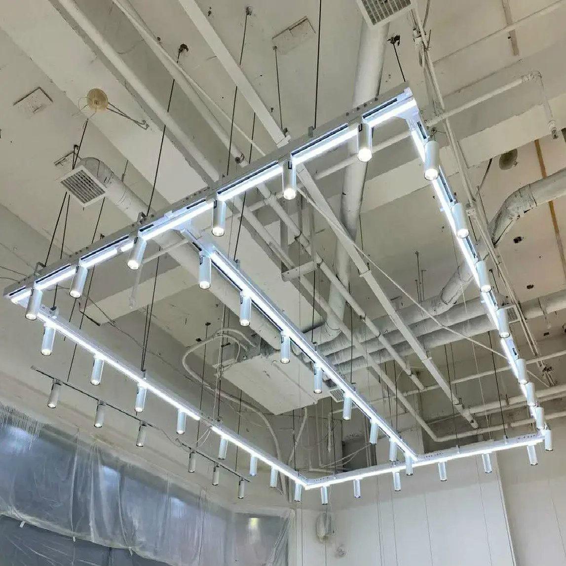 مصابيح كاشفة LED جسرية مصنوعة من الحديد ومعلَّقة على سكك حديدية، مناسبة لقاعات زفاف فساتين الزفاف ومتاجر الملابس والمرافق التجارية والسوبرماركت والصالات الرياضية – ضمان لمدة سنتين