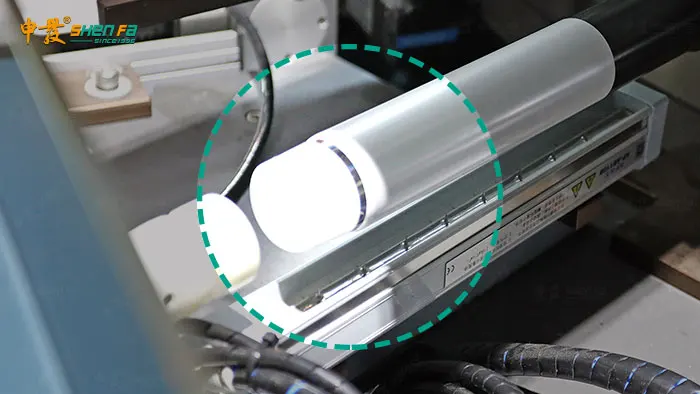 Το σερβο Full Auto που λουστράρει συν την εκτύπωση οθόνης συν την καυτή μηχανή σφράγισης για τον καλλυντικό μαλακό σωλήνα