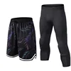 short de basket avec un pantalon noir