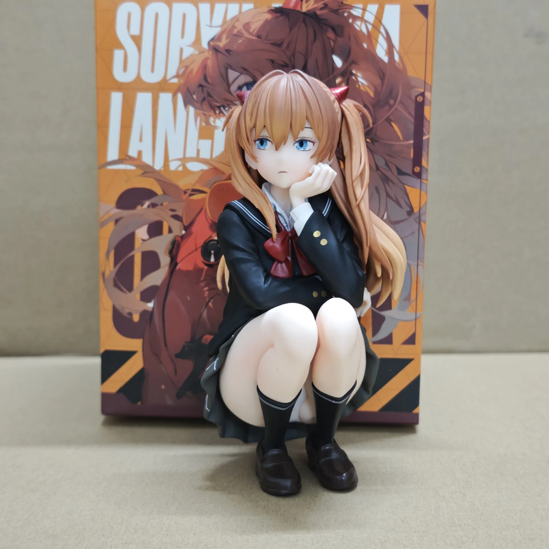 エヴァンゲリオン 惣流・アスカ・ラングレー 制服姿 座りポーズ アニメ