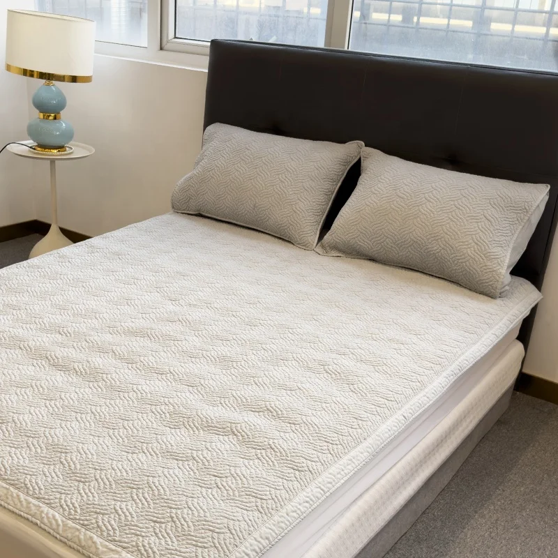 New Arrival Modern Stripes Super Soft 3-Piece Polyester Quilted Blankets with Pillowcase