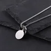 Un toque de plata con el anillo.