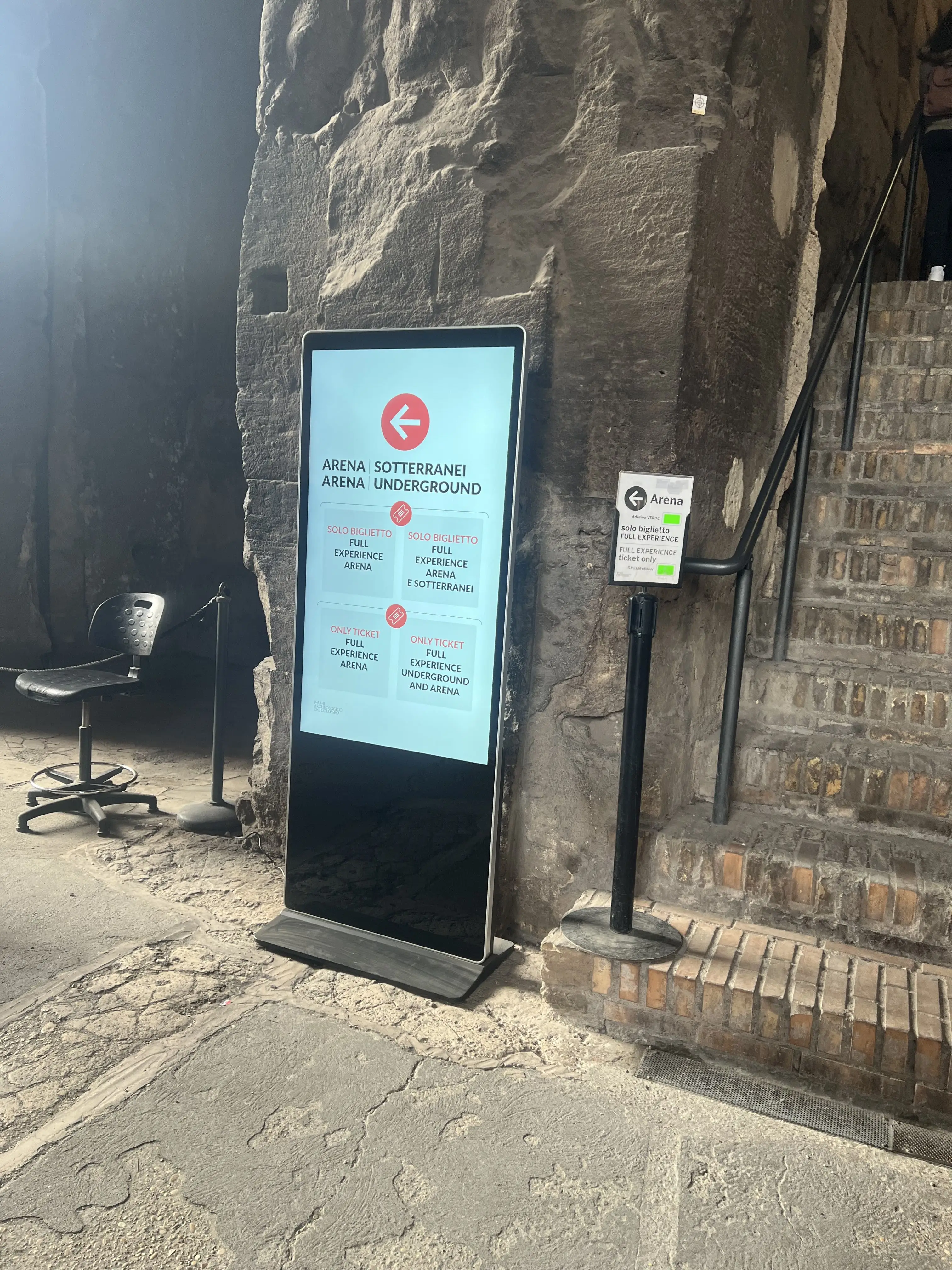 Floor Standing Kiosk Digital Signage and Display Wifi Lcd Touch Screen Totem Kiosks With Movable Wheels and CMS Software