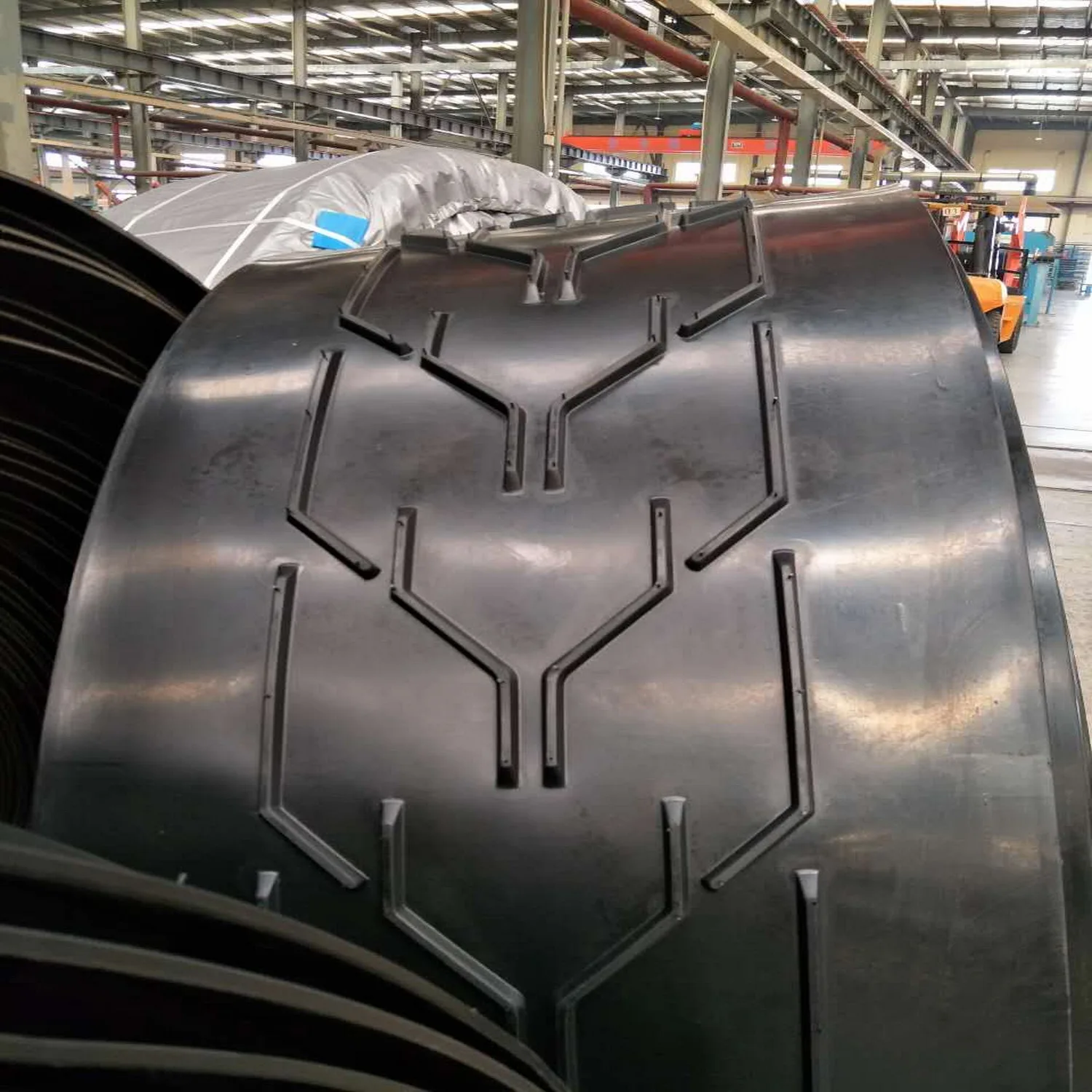 C15 P600 Chevron Cleated Conveyor Belts - Durable & Versatile