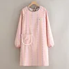 Delantal de manga larga con bolsillo lateral y lazo rosa