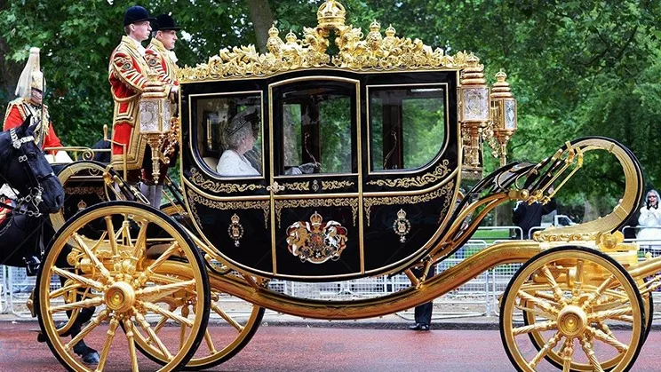 the royal horse drawn carriage of the queen of england royal