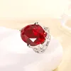Anillo de corindón rojo platino de tamaño abierto