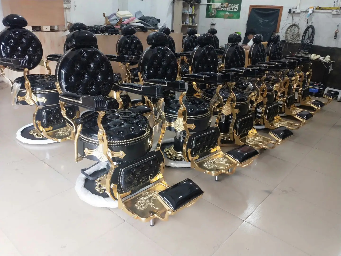 READY for SHIPPING Latest European Style Aluminium Alloy Heavy Duty Gold and Black Barber Chairs Styling Chairs Salon Chair