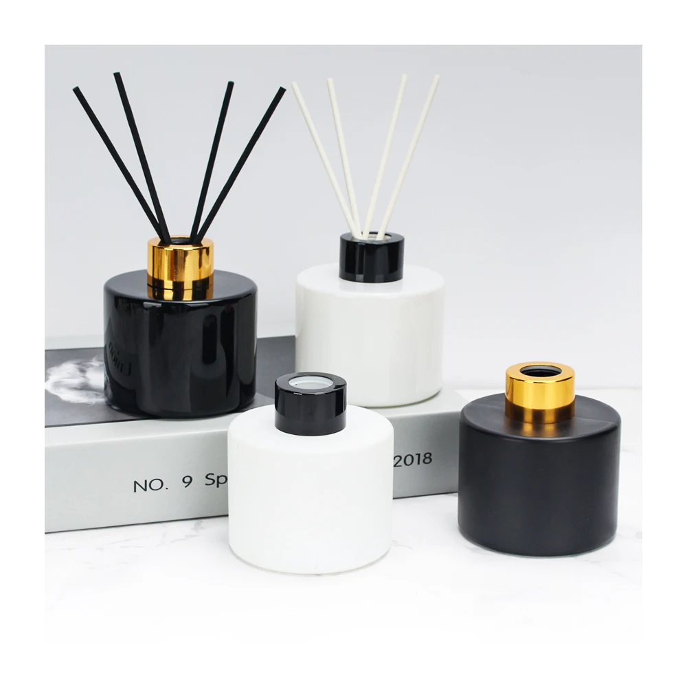 Wholesale 50ml 100ml Glass Reed Diffuser Bottle With Gold Cap Luxury Empty Glass Stick Bottle for Aroma Oil Diffuser