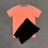 Maglietta arancione + pantaloncini neri