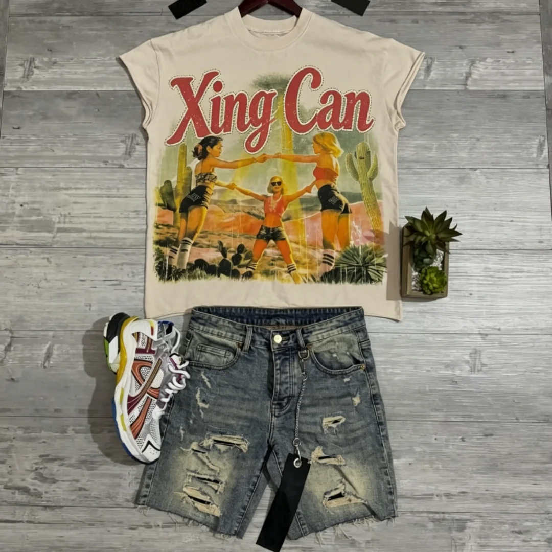 Zestaw męskich vintageowych strojów ulicznych: koszulka z cyfrowym nadrukiem DTG i rozdartymi spodniami dżinsowymi; niestandardowa aplikacja cieplna, haft z kryształkami