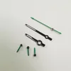 Manos negras y verdes