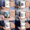 ofrece tazas blancas personalizables