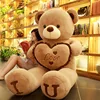 Marrone che abbraccia il cuore
