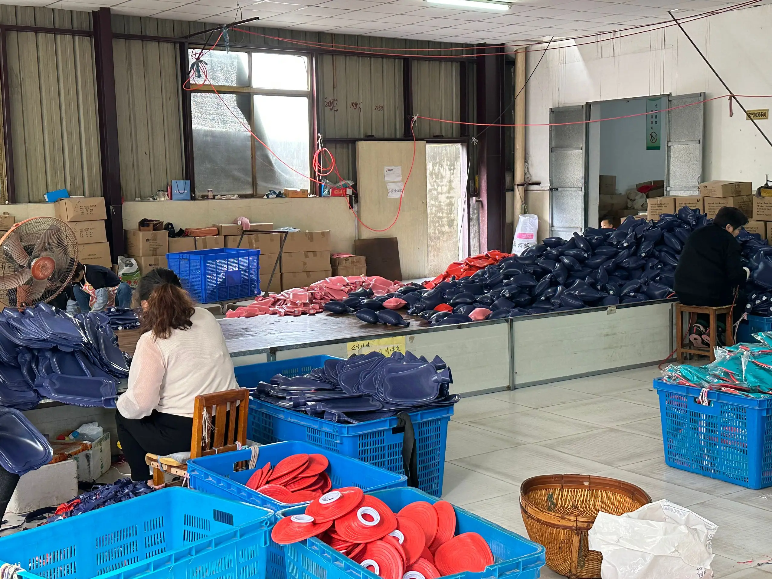 Natural rubber hot water bag 2000ml hot water bottle factory