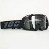 Gafas transparentes con montura negra.