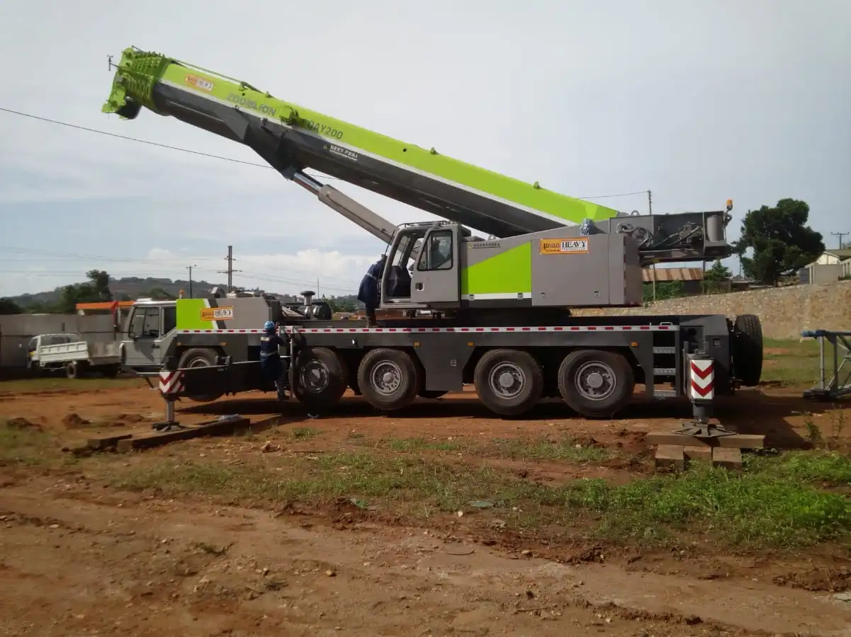 ZOOMLION QAY200 200 ton All Terrain Rough Terrain crane pick up mobile hydraulic truck crane for sale