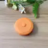 Cinta métrica naranja de 2 metros y pulgadas.