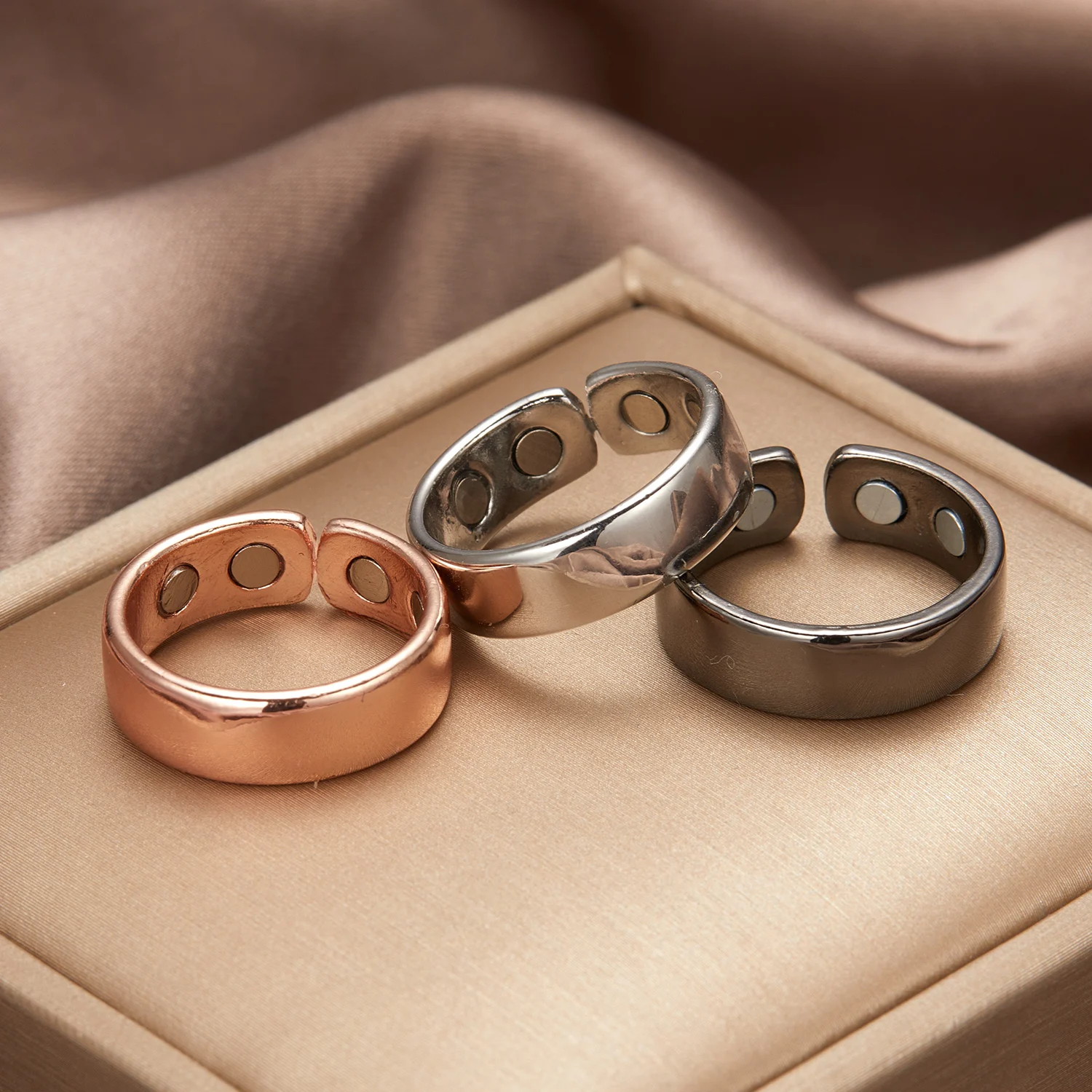JEROOT Titanium magnetische ringen voor mannen vrouwen, traprand slank ontwerp magnetische ringen 2 sterke magneten met sieraden geschenkdoos zwart 8mm R 1/2 (3500 Gauss